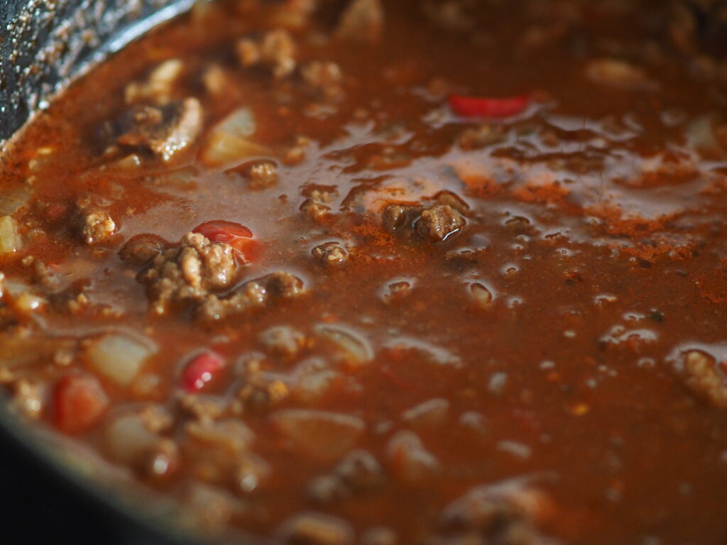 chili  con carne på kok